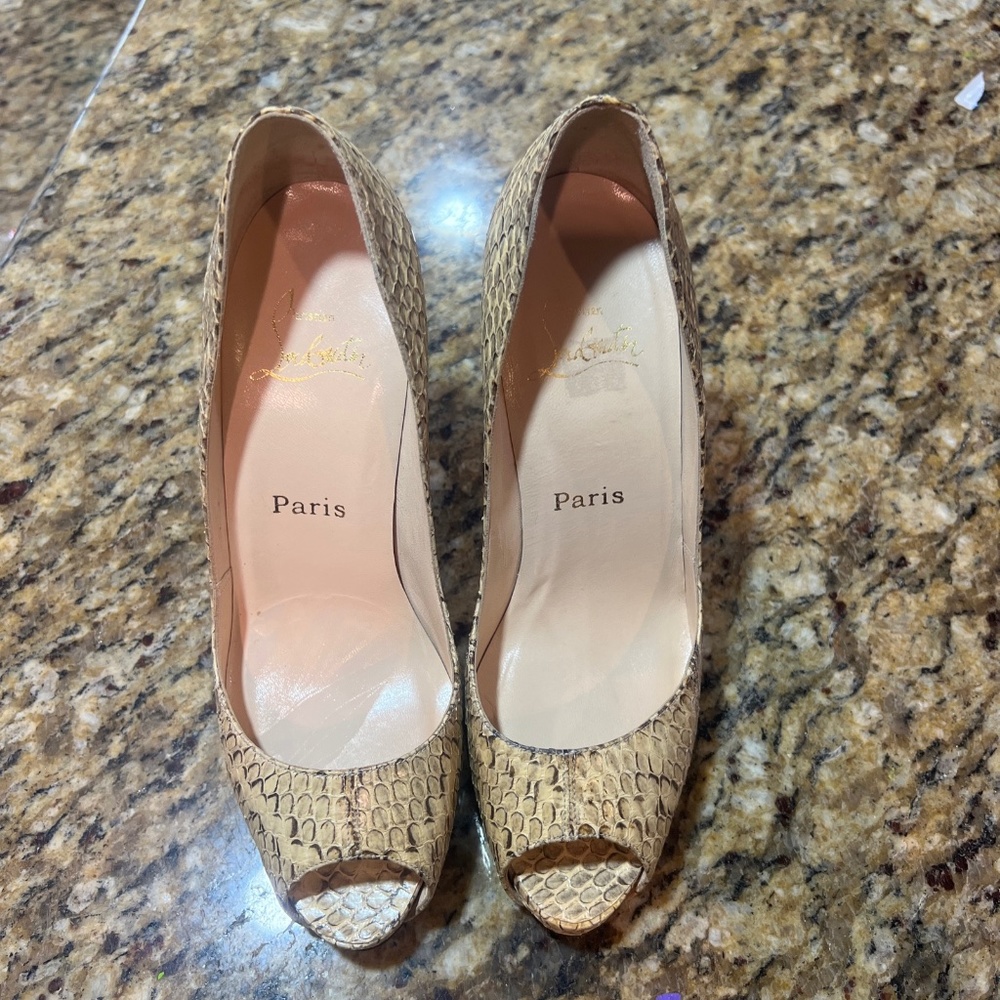 Christian Louboutin snakeskin look shoes cream/black with shoe bags